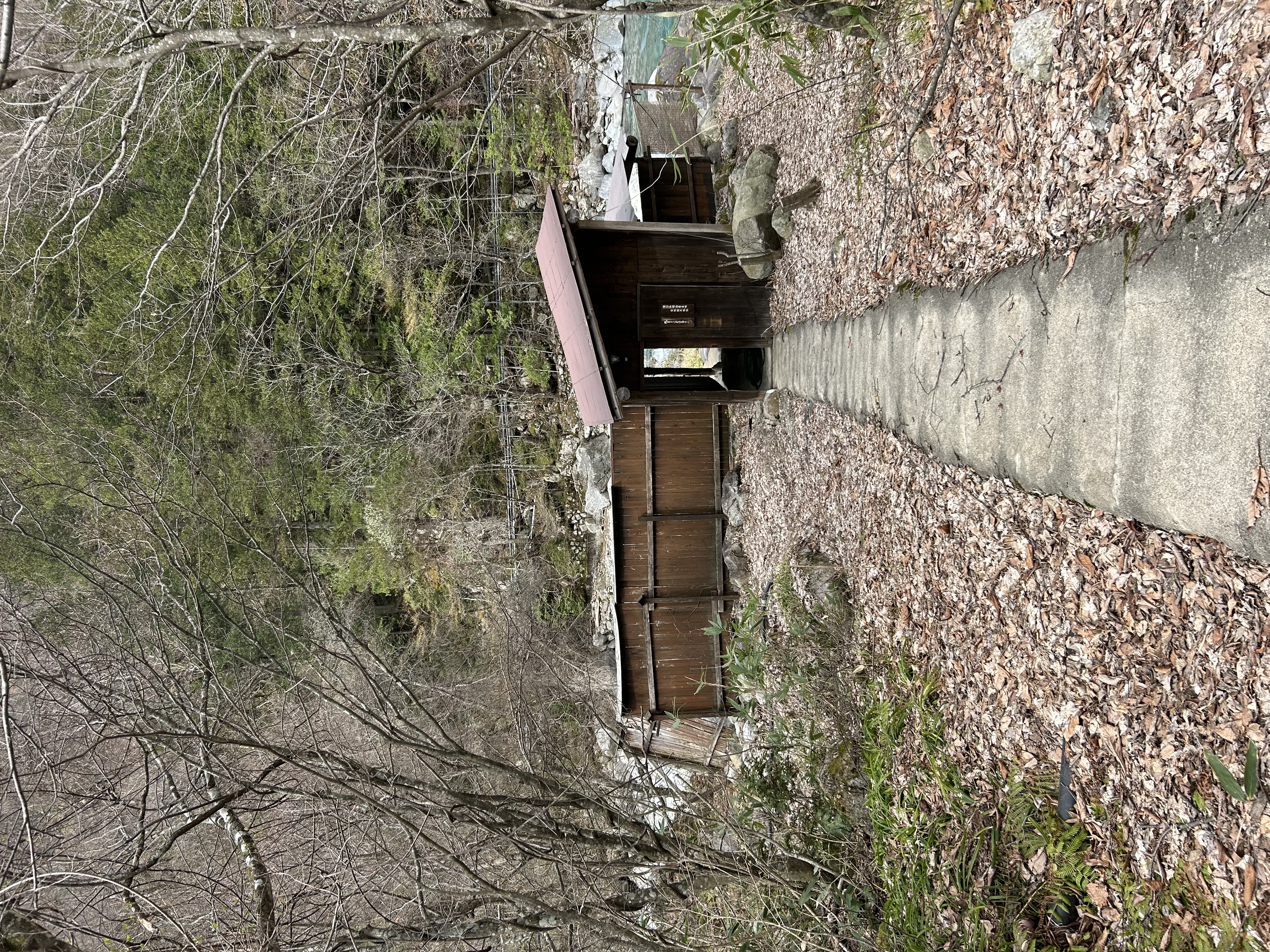 使われなくなった貸切露天風呂の小屋